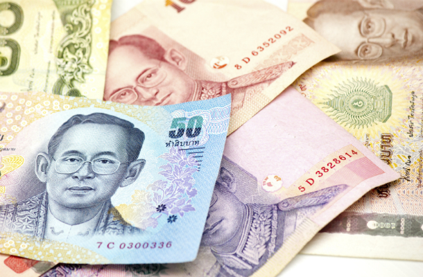 Таиландские деньги к доллару. Тайский бат. Тайский бат в конверте. Тайланд валюта 2000. Старые доллары в тайланде 2024